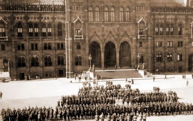 Soldaţi români din regimentul 27 infanterie în faţa Parlamentului din Budapesta în august 1919