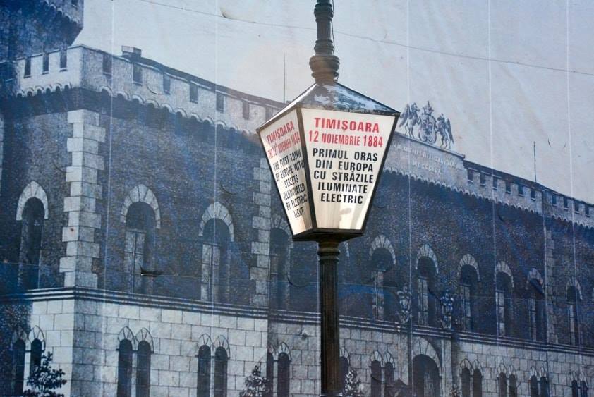 Imagine istorică reprezentând străzile Timișoarei iluminate electric pentru prima dată în Europa, în anul 1884, cu lămpi incandescente cu filament din cărbune.