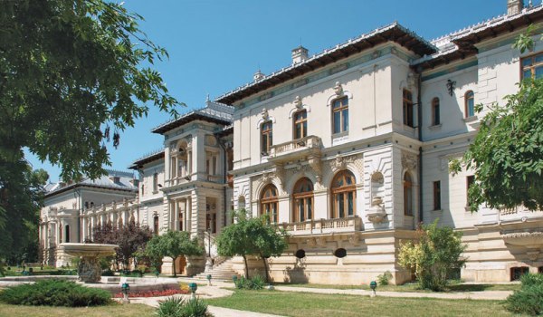 La începutul domniei, Principele Carol I al României primește ca reședință de vară vechile case domnești de la Cotroceni. Carol I hotărăște să construiască în incinta mănăstirii un palat, în folosința moștenitorilor Coroanei, care să-i servească drept reședință oficială în București.