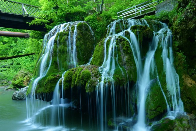 Cascada Bigăr, din judeţul Caraş-Severin, desemnată cea mai frumoasă din lume, a fost vizitată de peste 100.000 de turişti