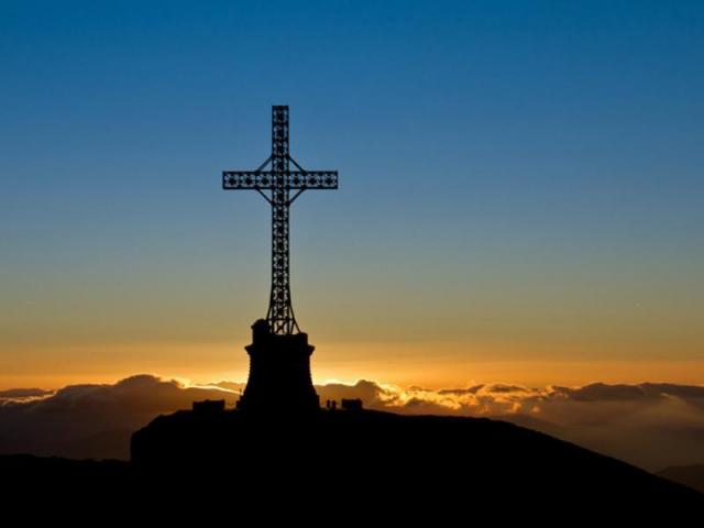 Crucea Eroilor Neamului, cea mai înaltă cruce din lume amplasată pe un vârf montan se află în România.