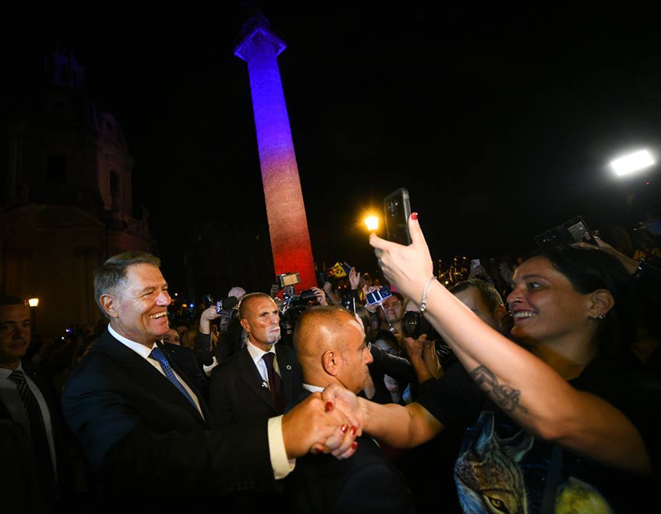 Columna lui Traian a fost iluminată în culorile drapelului României, cu ocazia primei vizite oficiale de stat a unui preşedinte român în ultimii 45 de ani