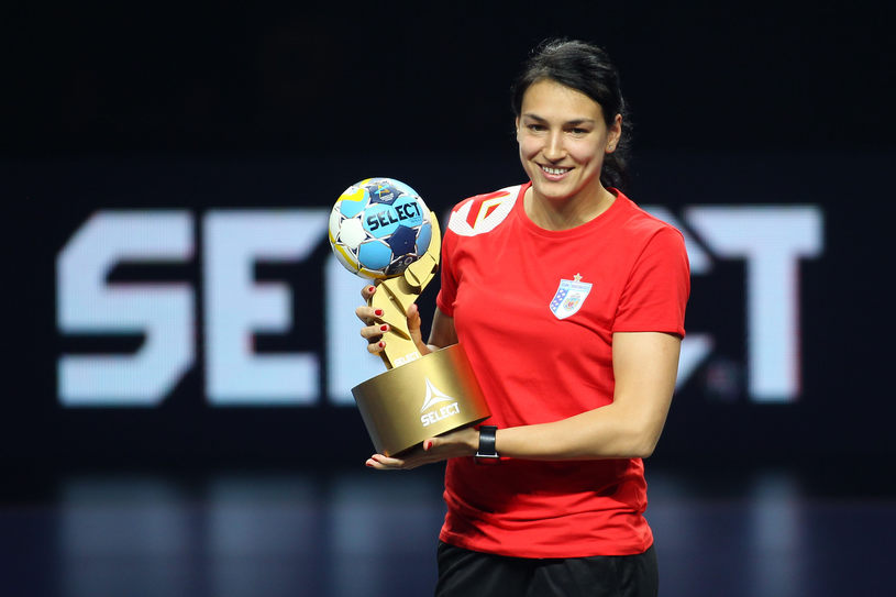 Cristina Neagu, de la CSM Bucuresti, a fost desemnata cea mai buna marcatoare dupa finala de handbal feminin dintre Gyor Audi ETO si HC Vardar din Final Four-ul Ligii Campionilor, la sala Papp Laszlo din Budapesta, duminica 13 mai 2018. SEBASTIAN TATARU /