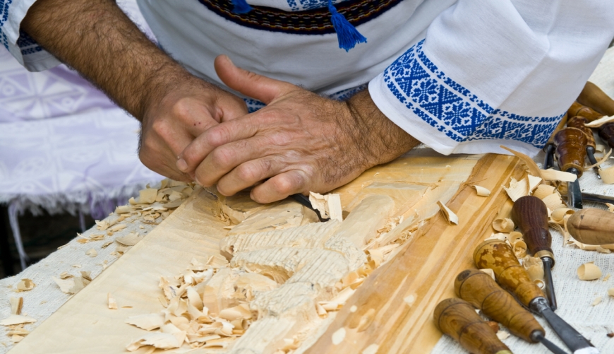 Arta prelucrării lemnului, un meşteşug învăţat din tată în fiu