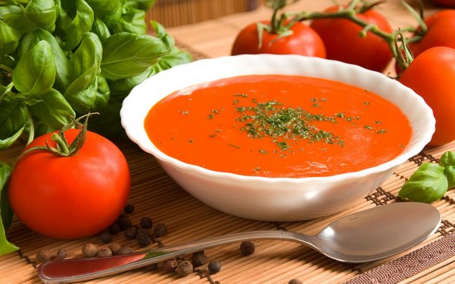 Supa de roşii, cea mai ieftină şi sănătoasă mâncare de vară