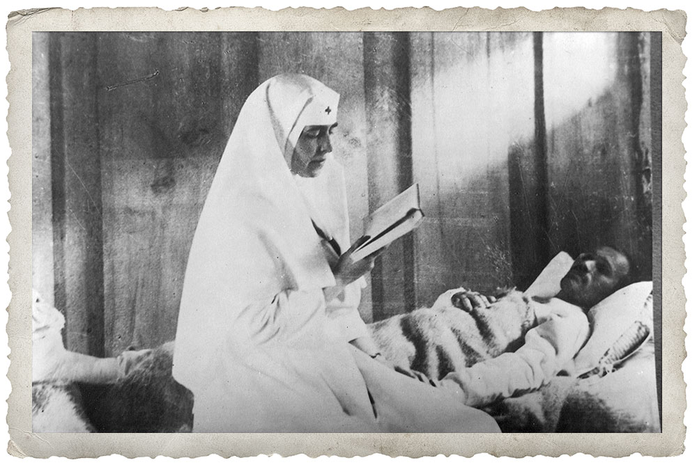 Regina Maria alături de răniţii dintr-un spital de campanie. © Colecţia Diana Mandache