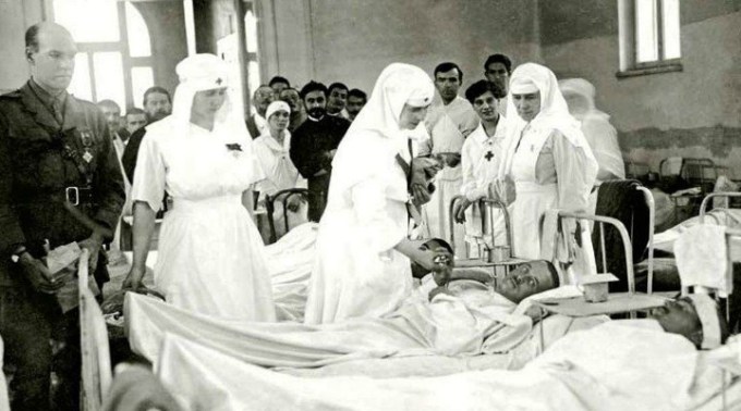 Regina Maria soră medicală şi mama răniților la epidemia de tifos din 1916