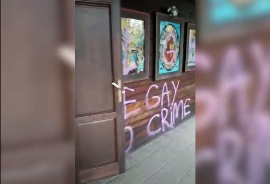 Imagine cu biserica maramureșeană din Parcul IOR – Titan, afectată de graffiti și inscripții.