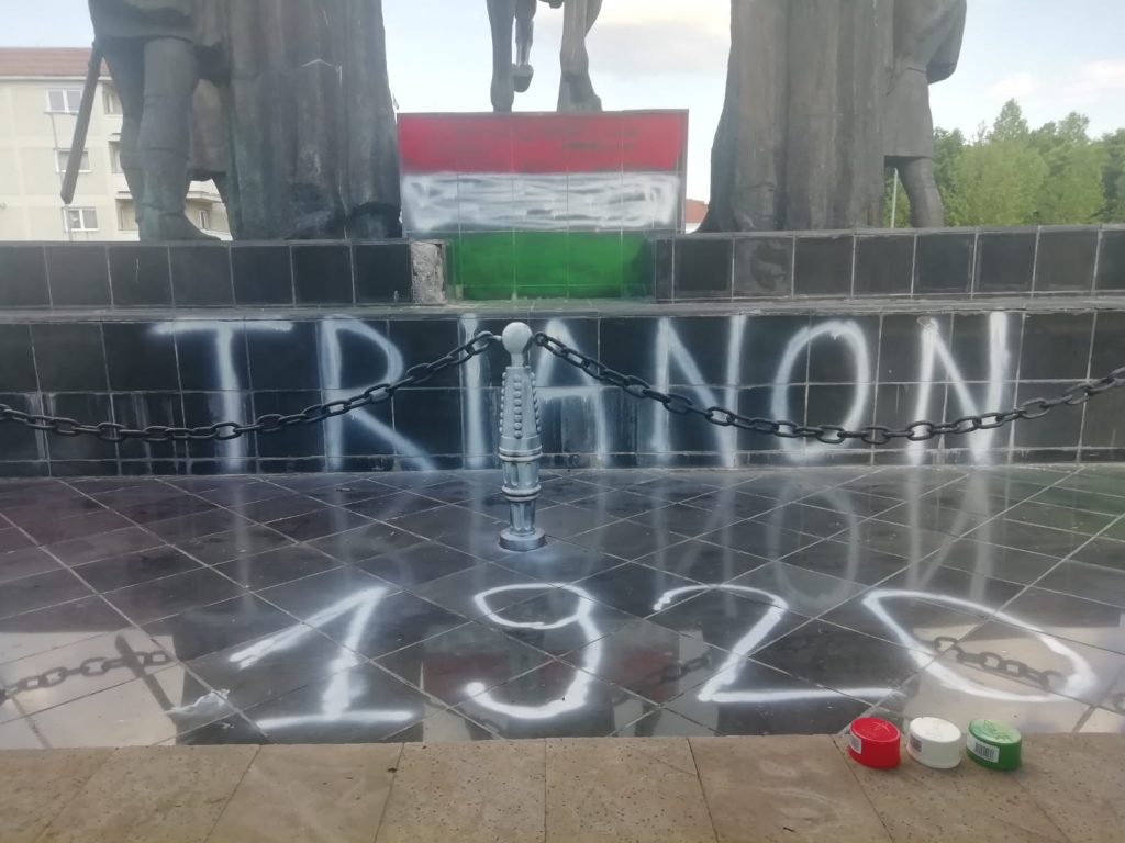 Soclul statuii lui Mihai Viteazul din Sfântu Gheorghe vopsit în culorile steagului Ungariei, într-un act de vandalism semnalat pe 4 iunie.