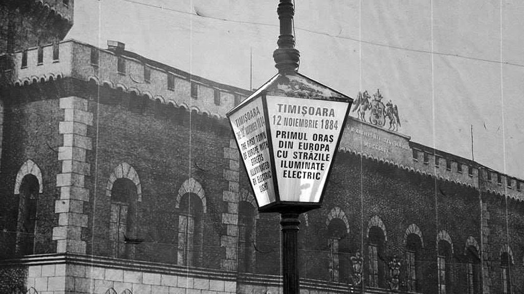 Ilustrație istorică a străzilor din Timișoara iluminate electric pentru prima dată în 1884, folosind lămpi cu filament din cărbune.