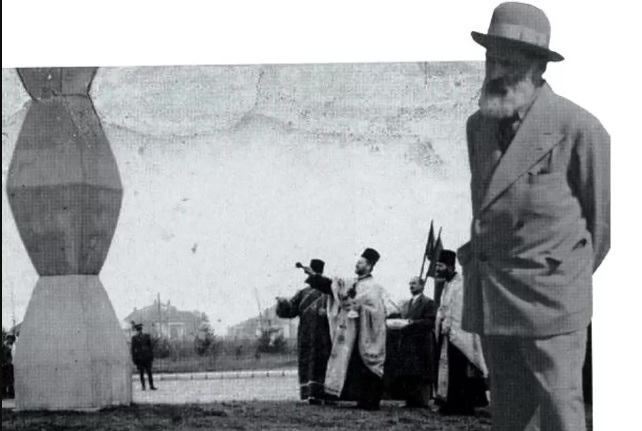 27 octombrie 1938: Este inaugurată, la Târgu Jiu, sculptura "Coloana fără sfârșit" (sau Coloana Infinitului) a artistului român Constantin Brâncuși.