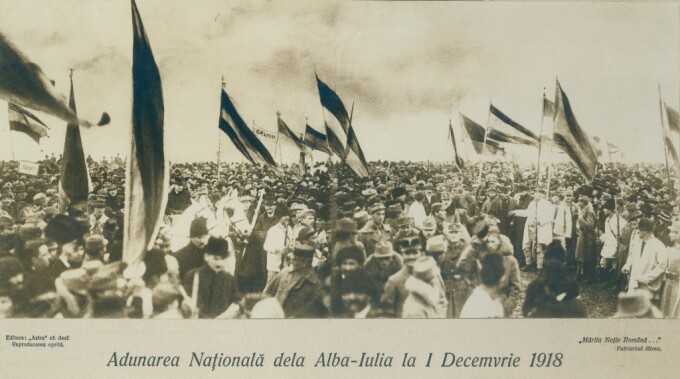 Steagurile naţionale româneşti purtate de participanţii la Marea Adunare Naţională de la Alba Iulia din 1 decembrie1918 au fost în majoritate tricoloruri roşu-galben-albastre