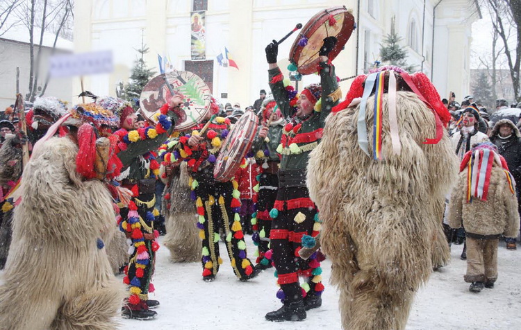 Obiceiurile românești de Înnoirea Anului în folclorul românesc sunt cel mai bogat și colorat ciclul sărbătoresc popular tradițional
