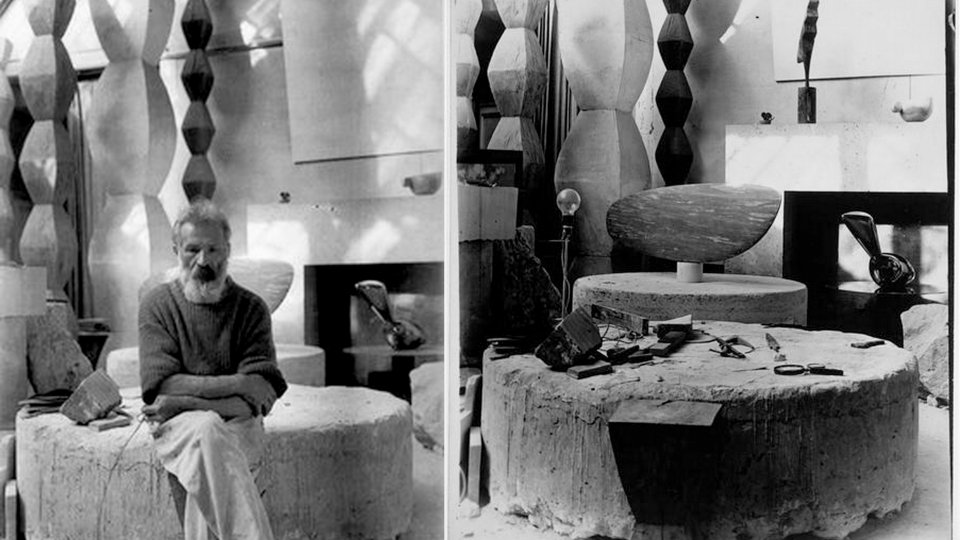 Sculptura „Coloana Infinitului” de Constantin Brâncuși, simbol al artei moderne.
