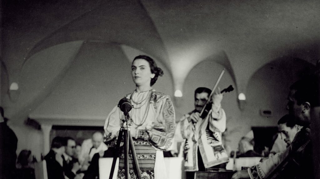 Maria Tănase, marea doamnă a cântecului popular românesc, interpretând cu pasiune pe scenă.