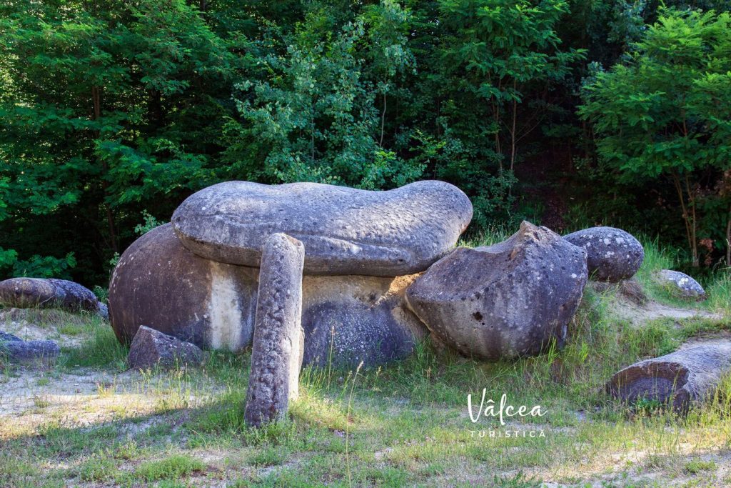 Trovanții din Costești – formațiuni geologice spectaculoase, cunoscute drept pietre vii, situate într-o rezervație naturală din județul Vâlcea, România. Aceste roci sferice și elipsoidale par să crească în dimensiuni după ploaie, un fenomen care a inspirat numeroase legende.