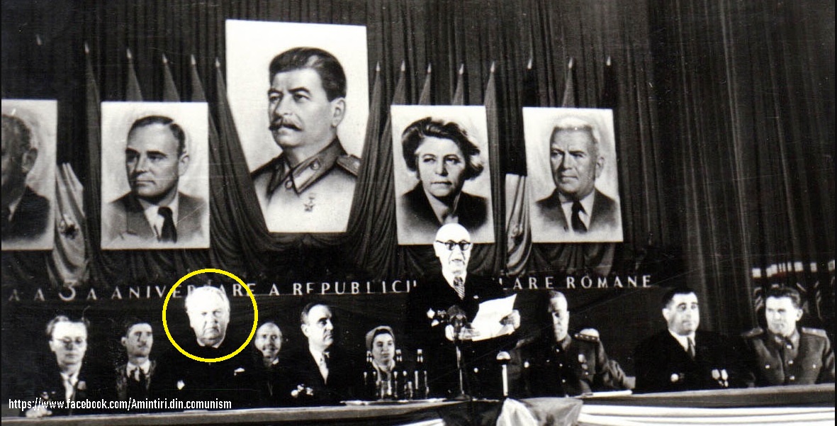 Sadoveanu alături de oficiali comuniști, simbolizând legătura sa cu puterea politică.