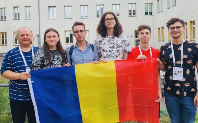 Imagine simbolizând victoria României la Olimpiada de Informatică a Țărilor din Europa Centrală 2023, cu elevi premiați și medalii obținute.