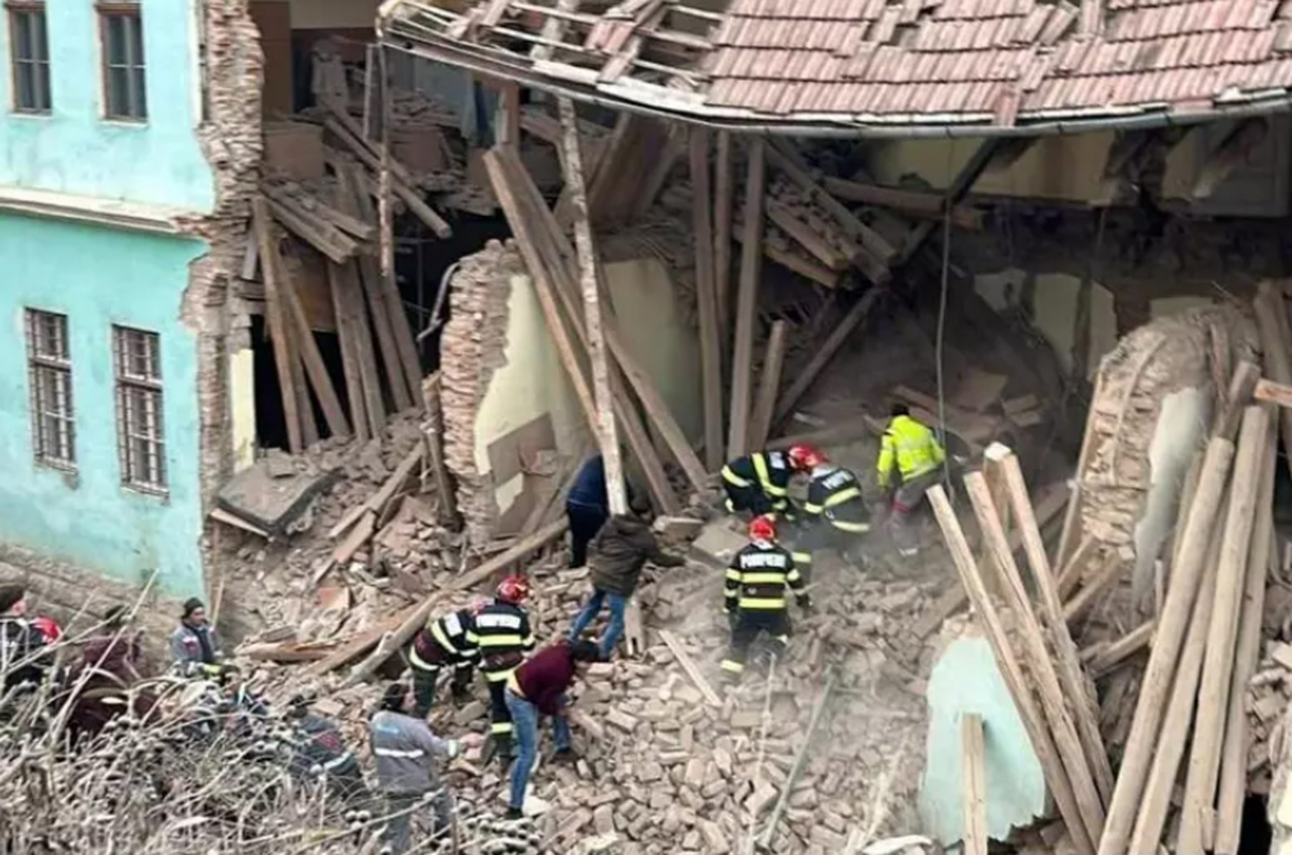România zilelor noastre. Patru copii, prinși sub dărâmături după ce clădirea unui internat din Odorheiul Secuiesc s-a prăbușit parțial.