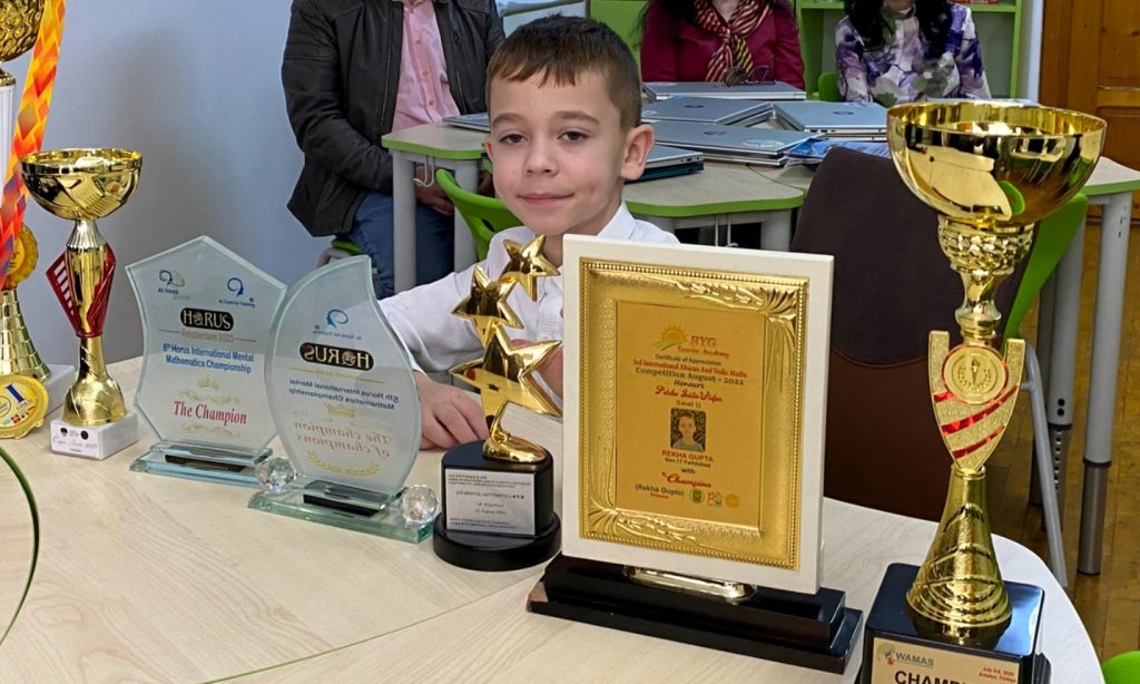 Cel mai recent, Iustin a obținut locul I la un prestigios concurs național de aritmetică mentală desfășurat la Istanbul, adăugând această victorie la o listă impresionantă de succese internaționale.