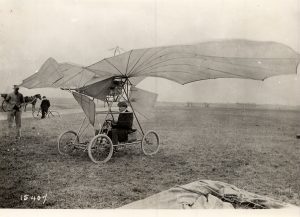 18 martie 1906: În localitatea Montesson, lângă Paris, Traian Vuia a efectuat primul zbor din lume.