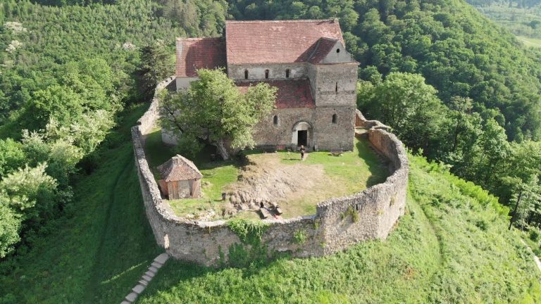 Biserica „Sf. Mihail” din Cisnădioara, cel mai vechi monument de arhitectură în stil romanic pur din Transilvania