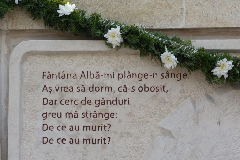 1 aprilie 1941: Masacrul de la Fântâna Albă, între 2000 și 4000 de români au fost uciși de către trupele sovietice (compuse în mare parte din grăniceri de etnie ucrainiană) 