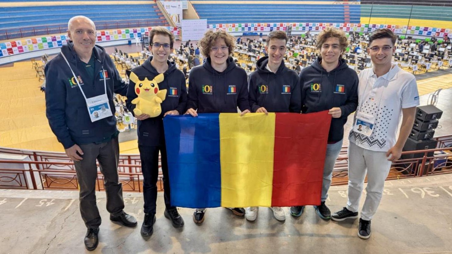 Lotul olimpic al României la Olimpiada Internațională de Lingvistică 2025 din Taipei, Taiwan, ținând steagul României în fața panoului oficial al competiției.
