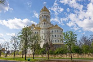Catedrala Mântuirii Neamului din București, România, cu domuri aurii sub un cer senin
