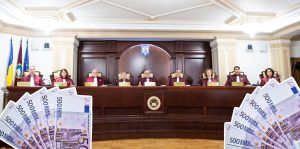 Judecătorii Curții Constituționale a României la masa de deliberare, cu bancnote de 500 de euro în prim-plan.