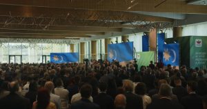 Mulțime la Congresul UDMR, cu steaguri secuiești și bannere RMDSZ în sală.