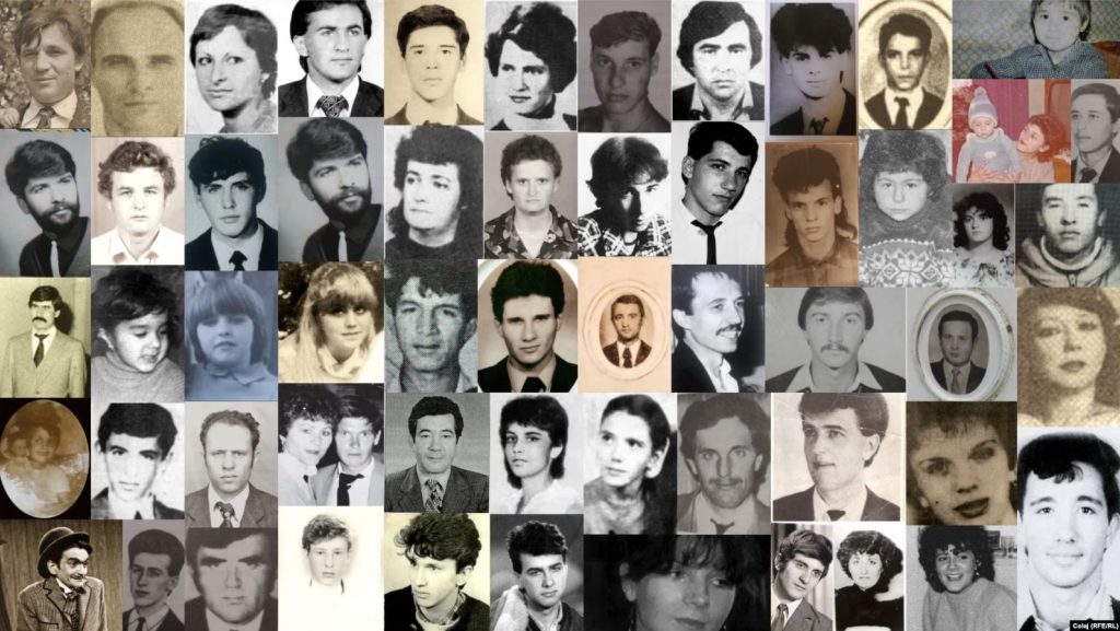 Colaj de fotografii portret alb-negru și color reprezentând victimele și martirii Revoluției Române din 1989