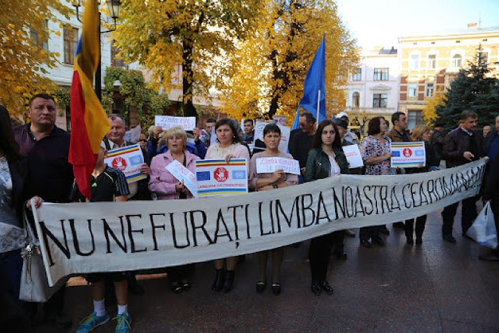 Protest pentru apărarea limbii române, cu participanți ținând un banner „Nu ne furați limba noastră”.