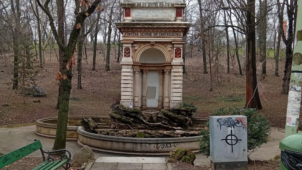 Fântâna George Grigorie Cantacuzino din parc, monument istoric decorativ înconjurat de copaci