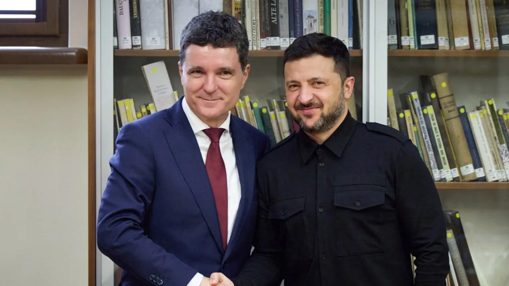 Nicușor Dan și Volodimir Zelenski strângându-și mâna în timpul unei întâlniri